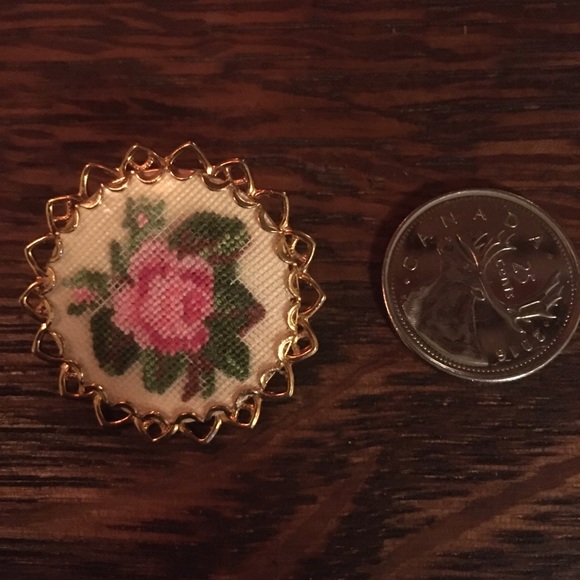 Vintage gold-tone filigree petit point brooch - Picture 2 of 5